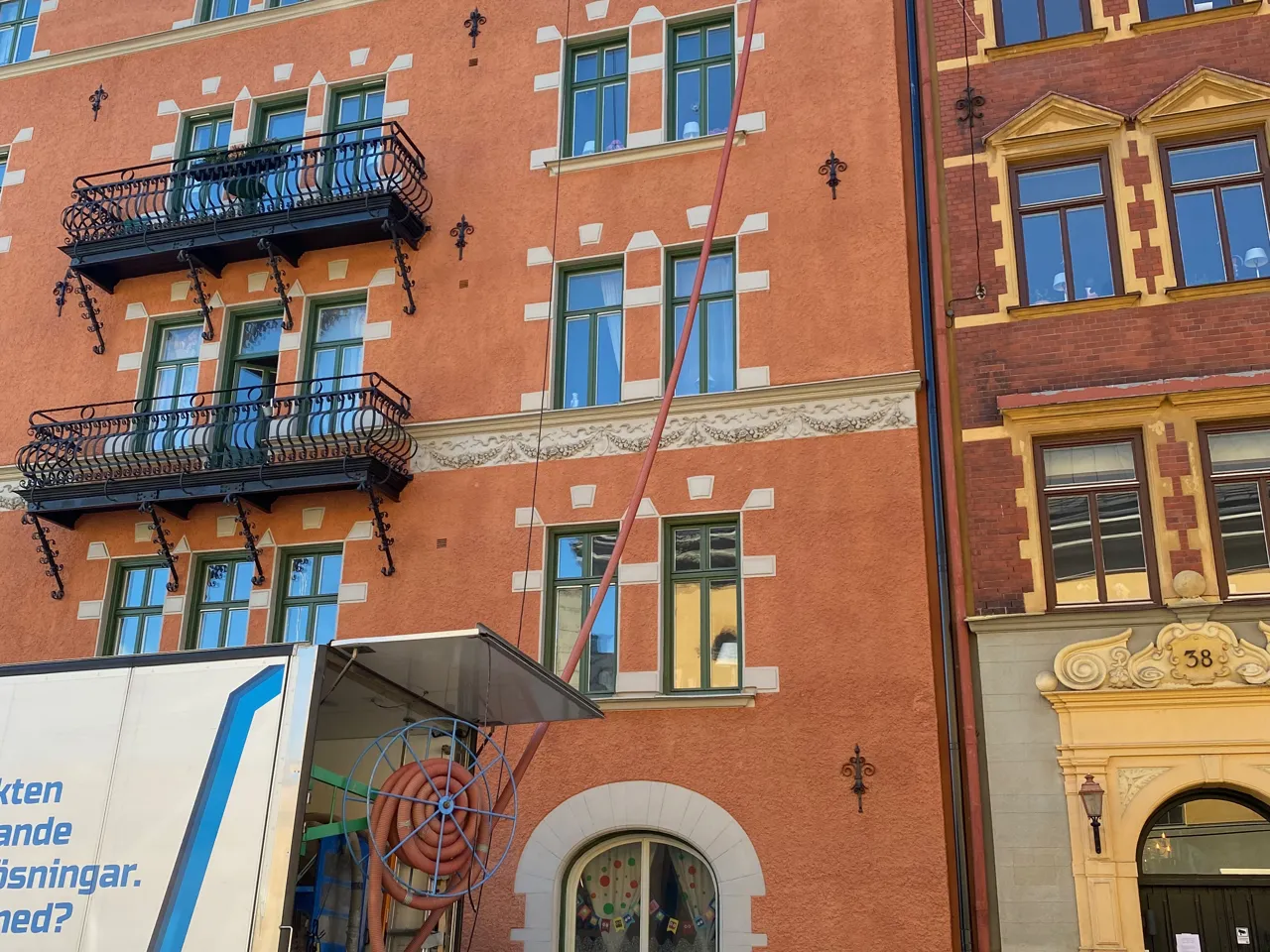 Flerbostadshus i sten med putsad fasad i stadsmiljö